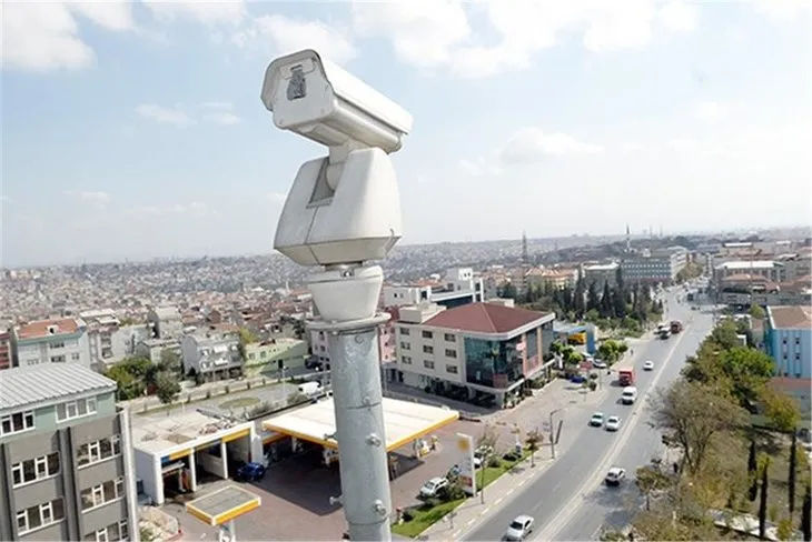 İBB itfaiyesindeki 3 personel İBB kameralarını kullanarak otel ve evleri izledi