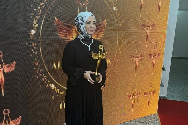 Nevin Arvas, ″Yılın En İyi Çıkış Yapan Yazarı″ Ödülünü Kazandı
