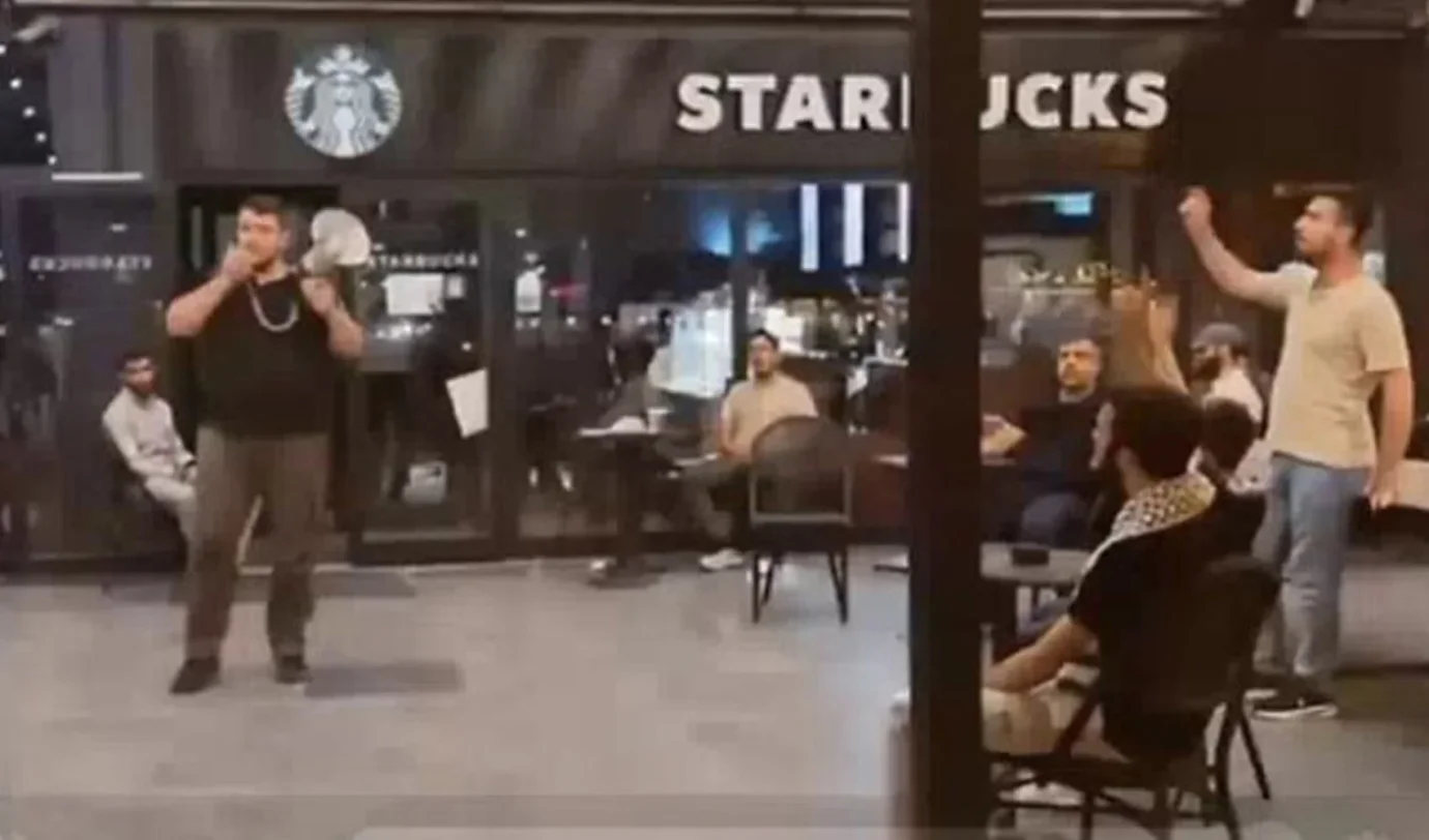 Zorlu Center Alışveriş Merkezini 'Tekbir' getirerek bastılar