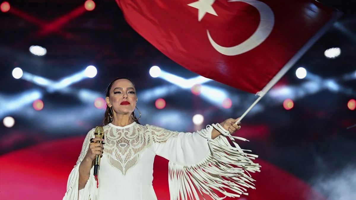 Ankara'da Ebru Gündeş'in 69 milyon liralık konseri CHP'yi karıştırdı
