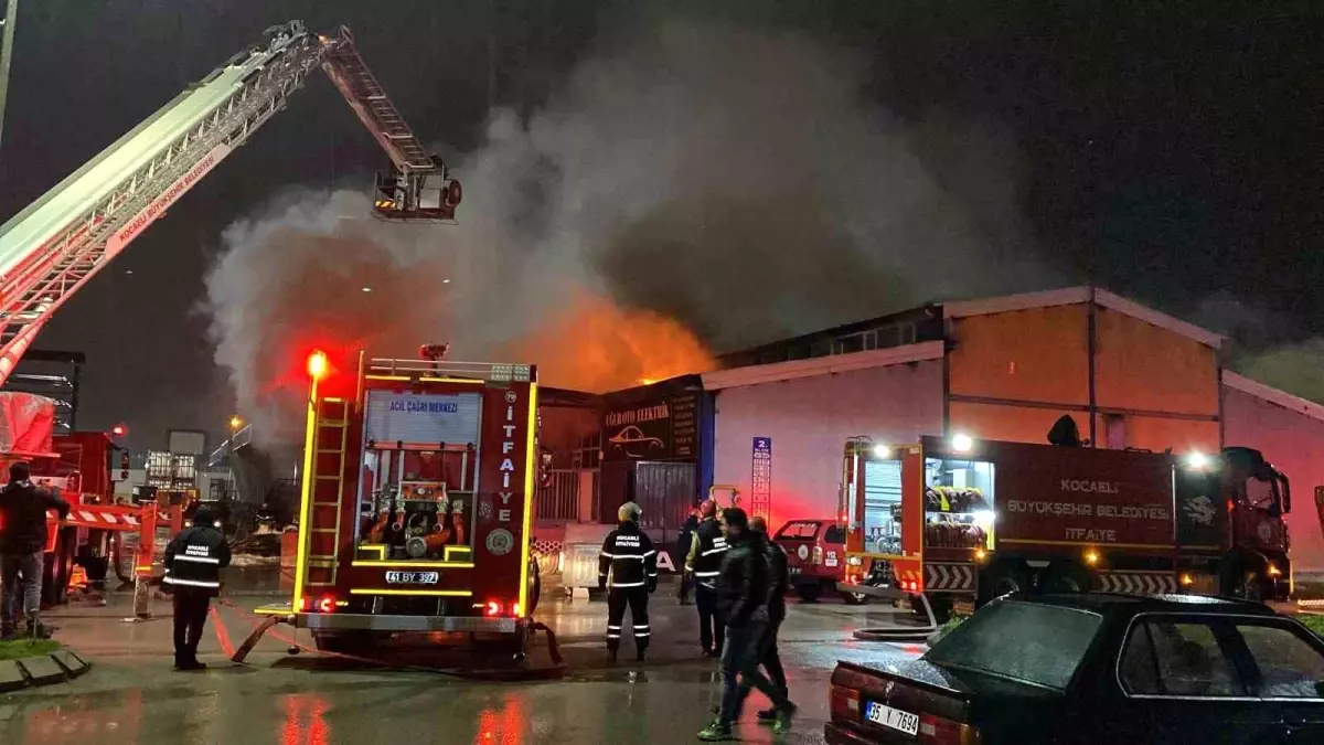Başiskele Boya Fabrikasında Alevler Yükseldi