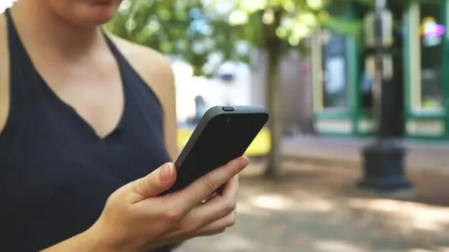 Eşine hediye ettiği telefondan casus yazılımı çıktı!