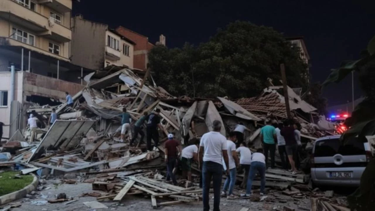 Balıkesir Sındırgı'da şiddetli deprem!