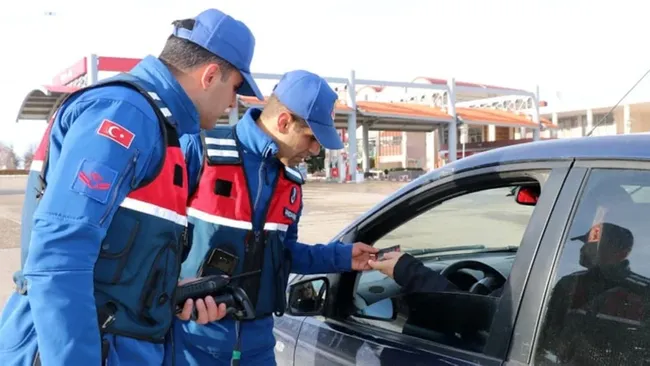 Bartın’da Jandarmanın Yürek Isıtan Davranışı: Şehit Babasına Yazdıkları Trafik Cezasını Kendi Ceplerinden Ödediler