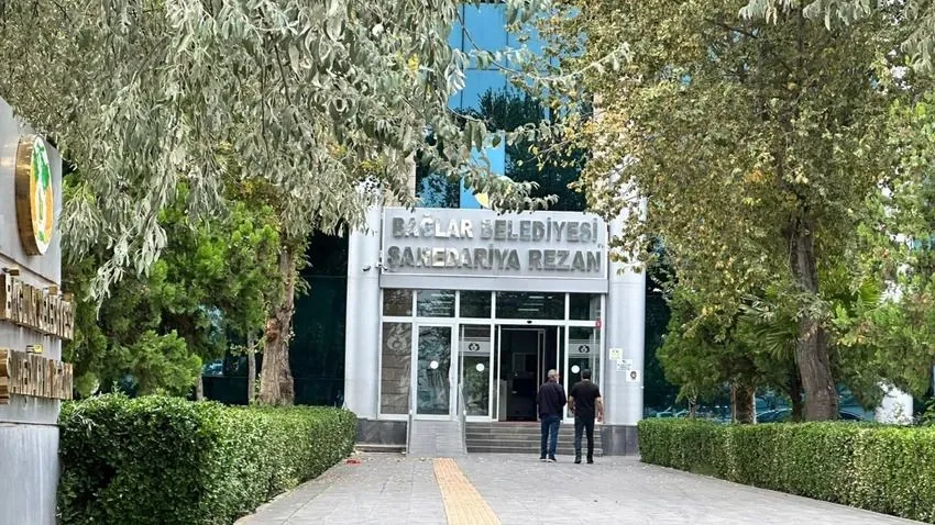 Belediyede rüşvete suçüstü: Bagaja koyarken yakalandı