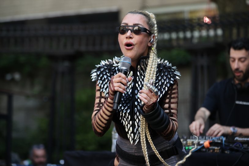 Kadın popçular arasında Hande Yener zirvede