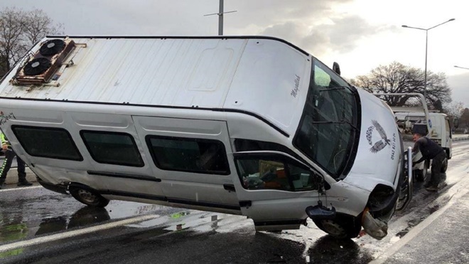 Aydın'da feci kaza. Çarpışan servis minibüsü böyle devrildi. Çok sayıda yaralı var