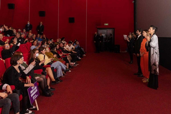 Bergen'in başrolleri, İzmir'de tarım işçisi kadınlarla filmi izledi