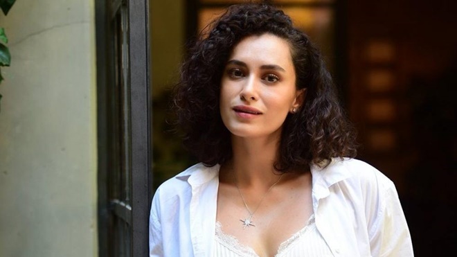 Hande Doğandemir straplez elbisesiyle Instagram'ı salladı