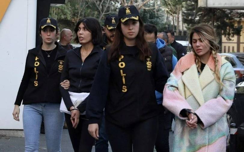 Baba suskun, anne ekranlarda: Suçlular dışarıda kızlarım içerde