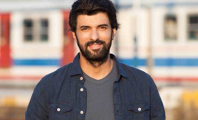 Kaçış adlı diziyle hayranlarıyla buluşacak olan Engin Akyürek bir ilke de imza atacak