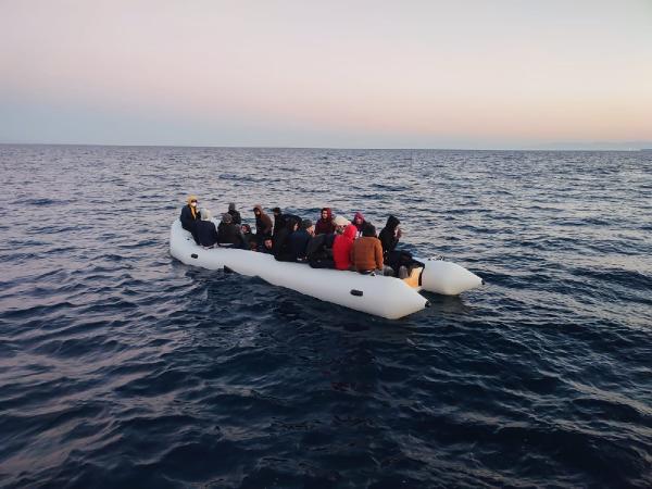 İzmir’de 78 düzensiz göçmen Sahil Güvenlik Komutanlığı ekiplerince yakalandı