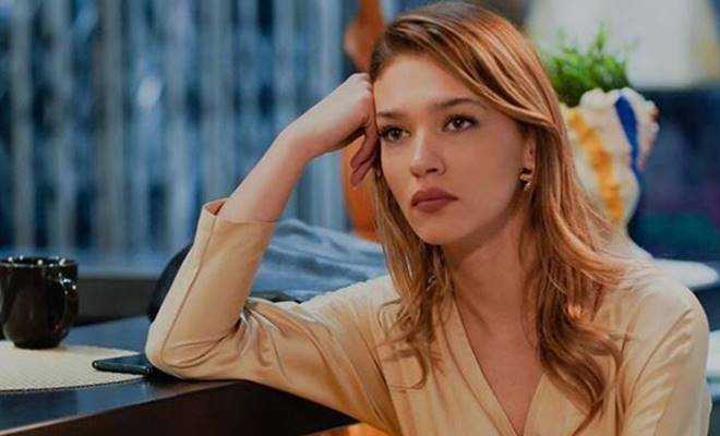 Genç oyuncu Melisa Döngel, uçakta kriz çıkardı