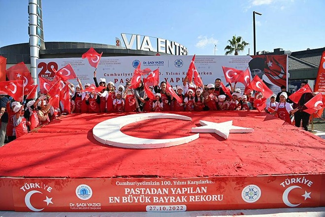 Pastadan yapılan Türk Bayrağı ile dünya rekoru