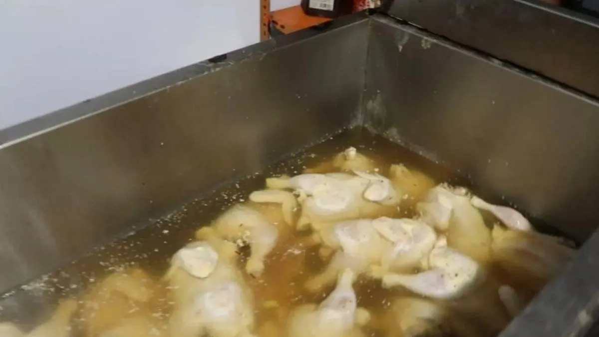 Tavuk Etlerini Çamaşır Suyu ile Yıkayıp Müşterilere Yedirdiler