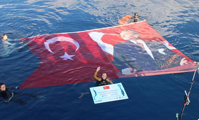 Milli dalışçı Şahika Ercümen dünya rekoru kırdı!