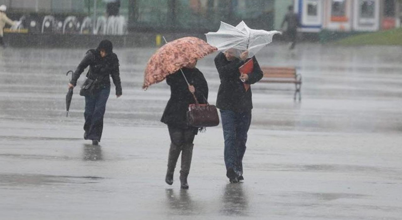 İstanbullular dikkat! Valilik saat vererek uyardı: Şiddetli fırtına olacak